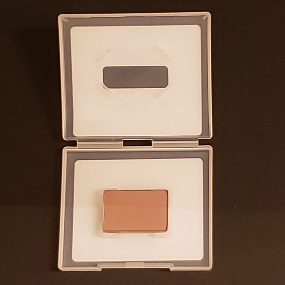 HAZELNUT Mineral Eyeshadow by Mary Kay - Picture 9 of 10